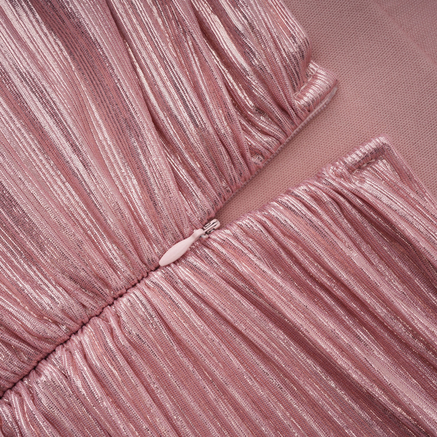 ATISSE ALCHIMIE – Vestido maxi plisado satinado con escote halter y espalda al aire para mujer – Rosa empolvado