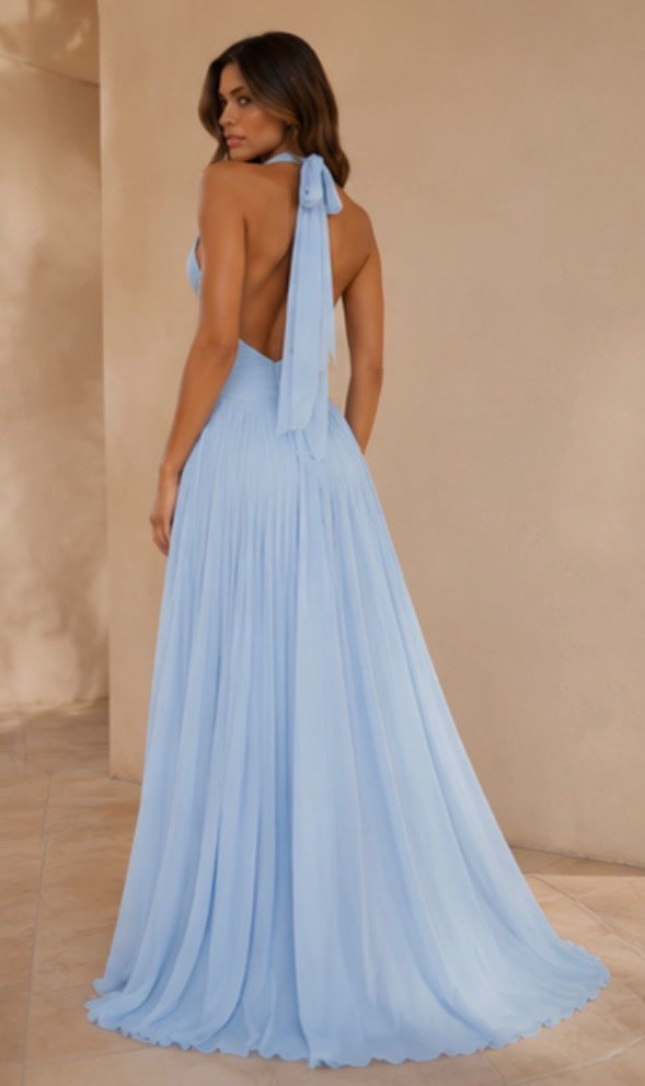 ATISSE TÉRÉBENTHINE – Damen-Maxikleid aus plissiertem Satin mit tiefem V-Ausschnitt – Himmelblau