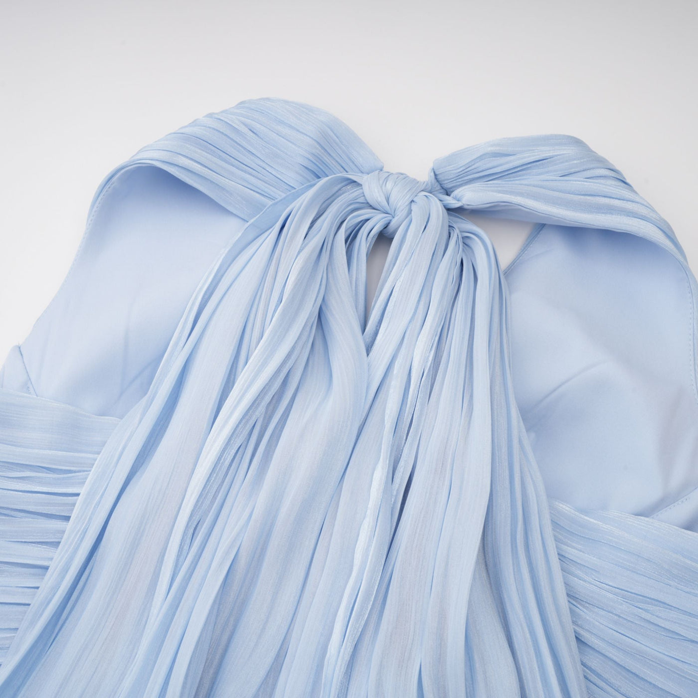 ATISSE TÉRÉBENTHINE – Damen-Maxikleid aus plissiertem Satin mit tiefem V-Ausschnitt – Himmelblau