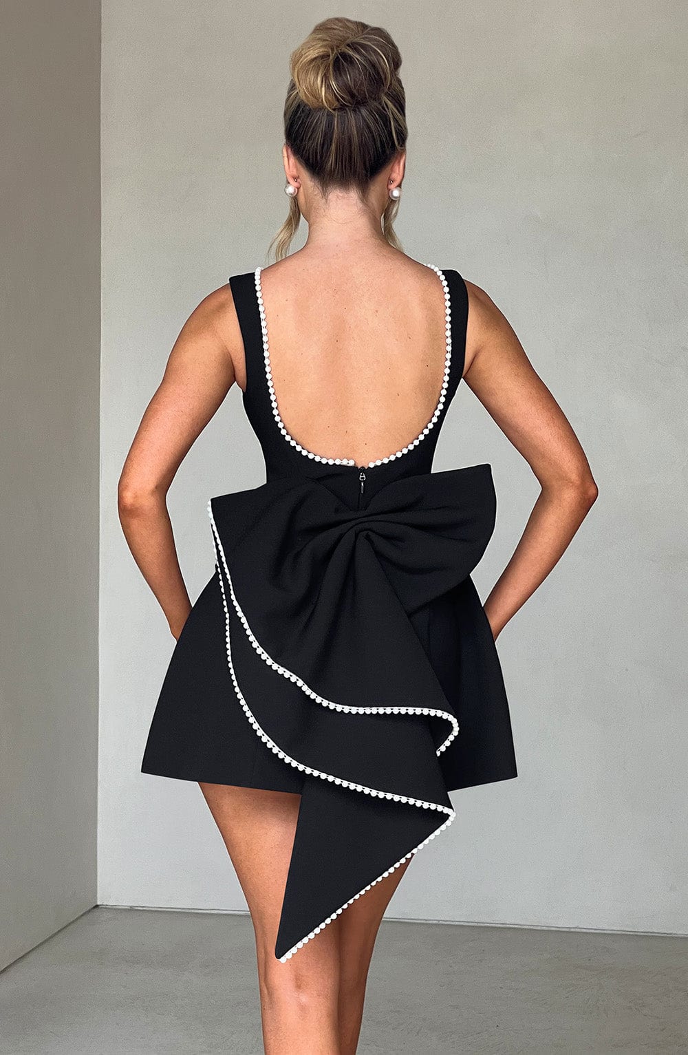 ATISSE CARRIE ICON — Minivestido con lazo de perlas (Negro)