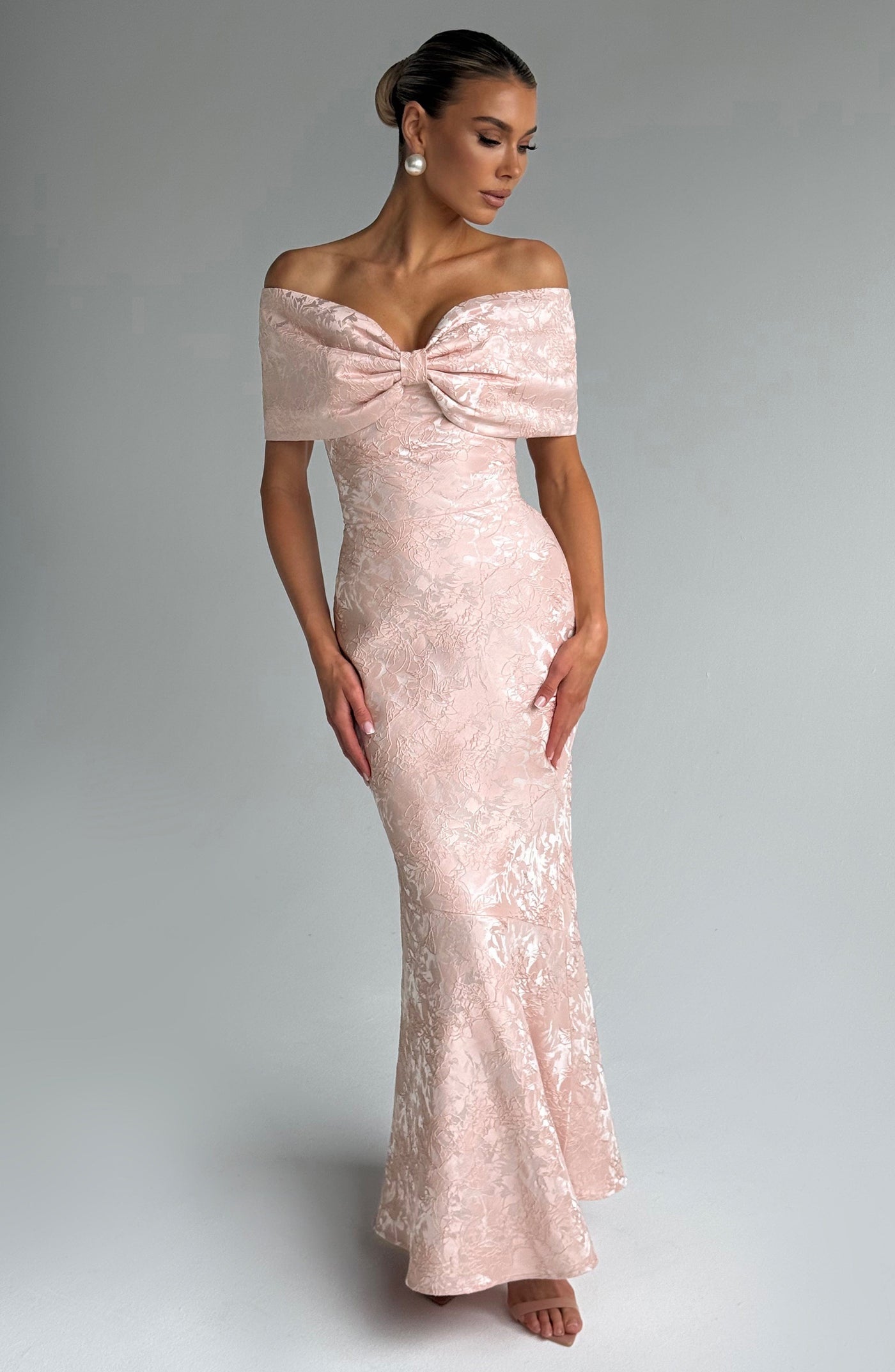 ATISSE EMBERLY ICON — Vestido maxi floral con escote Bardot (Soft Peach)