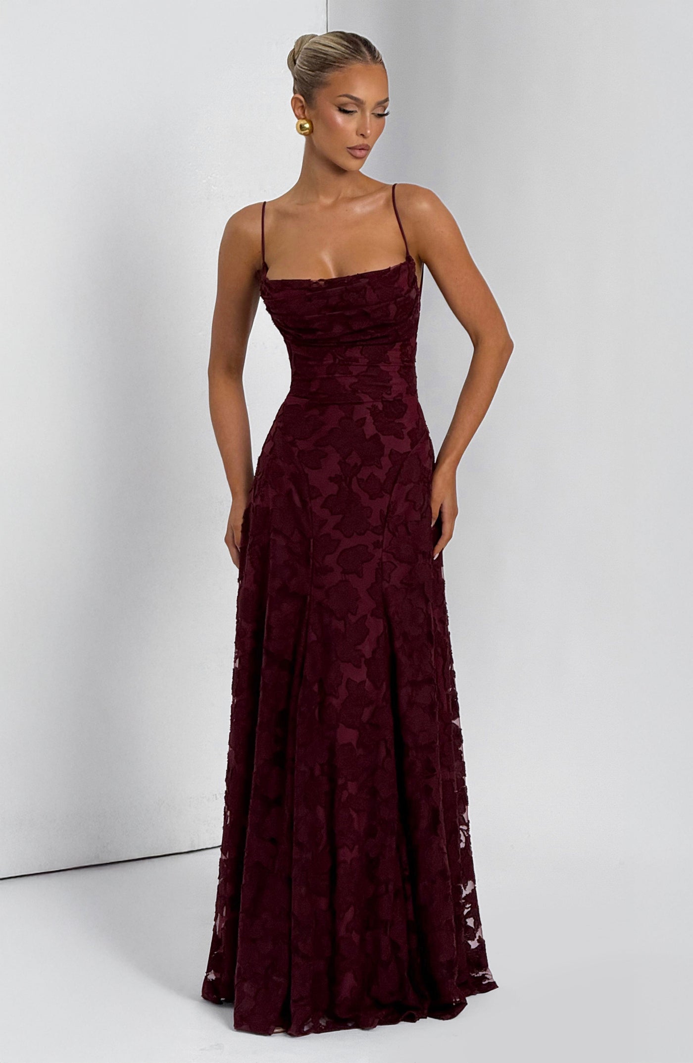 ATISSE FRANCIS ICON — Maxikleid mit Blumenmuster in Burgunderrot