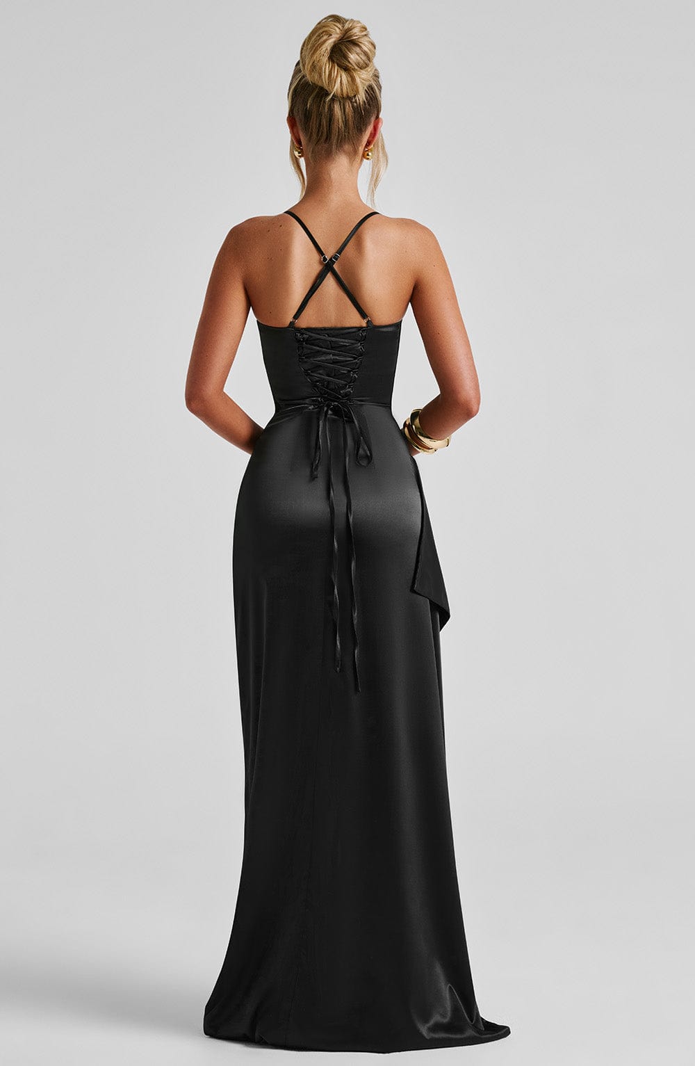 ATISSE HELEN — Drapiertes Maxi-Satin-Kleid (Schwarz)