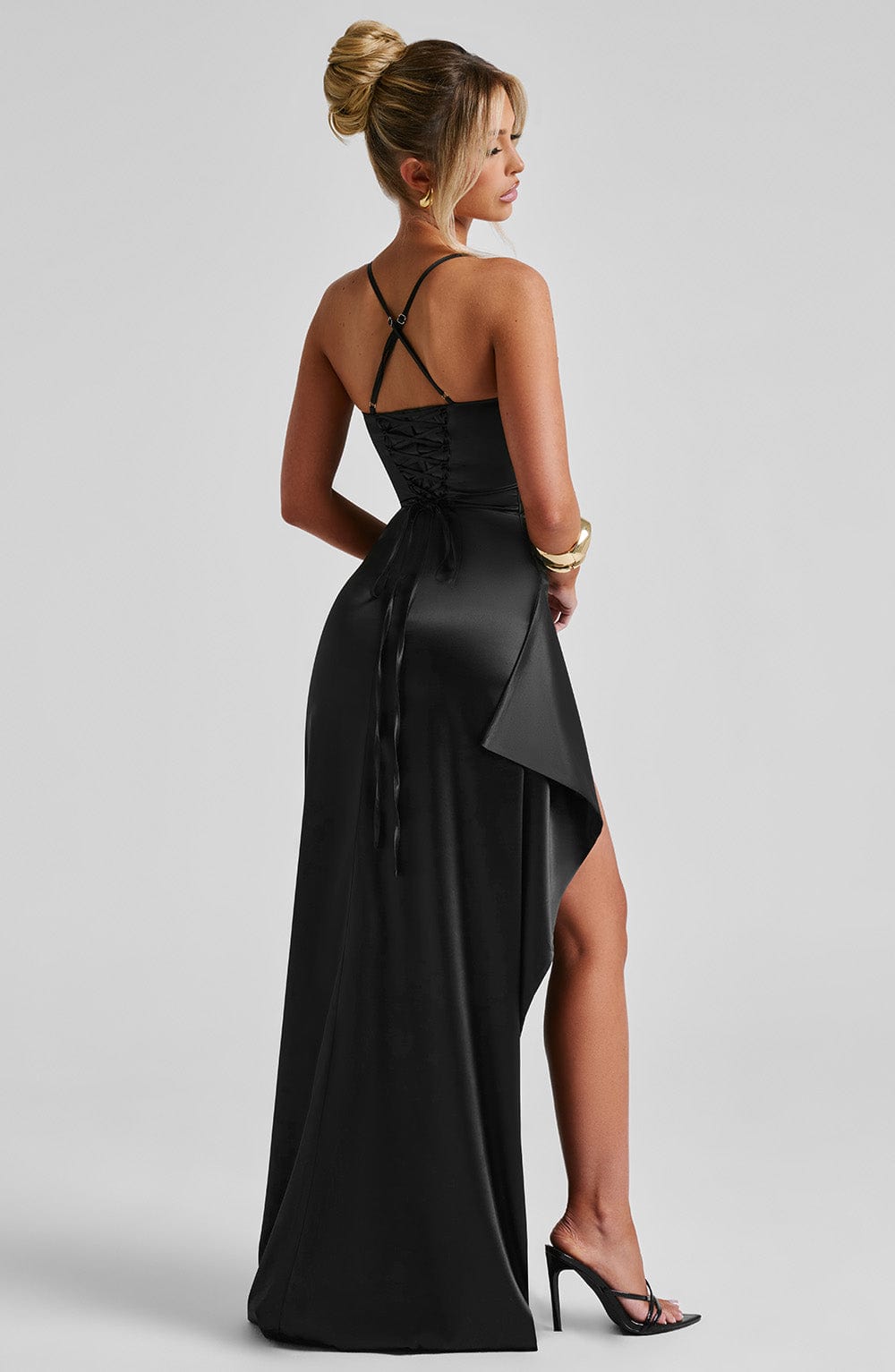 ATISSE HELEN — Drapiertes Maxi-Satin-Kleid (Schwarz)