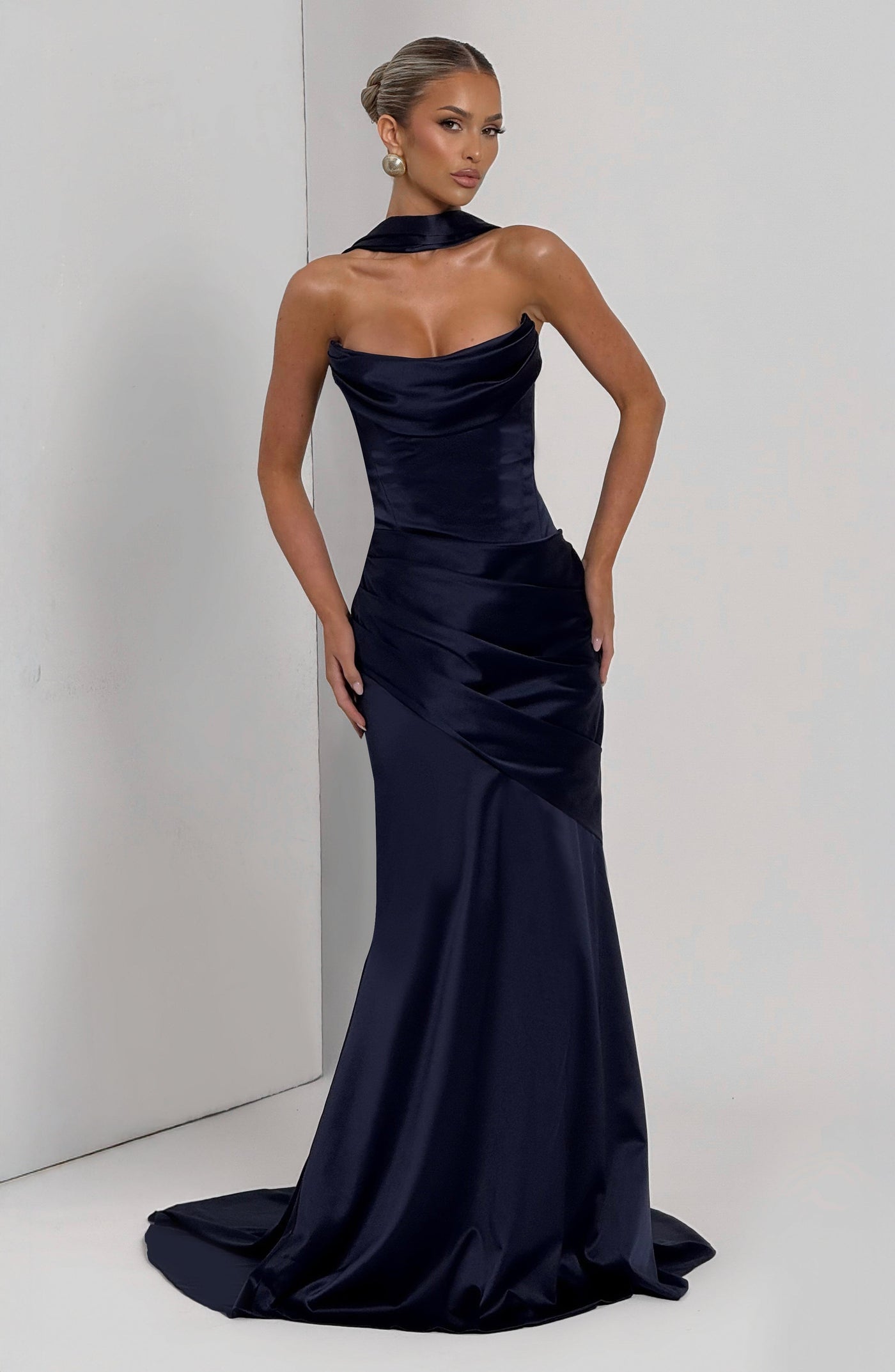 ATISSE KENSINGTON ICON — Korsett-Maxikleid mit Neckholder (Navy)