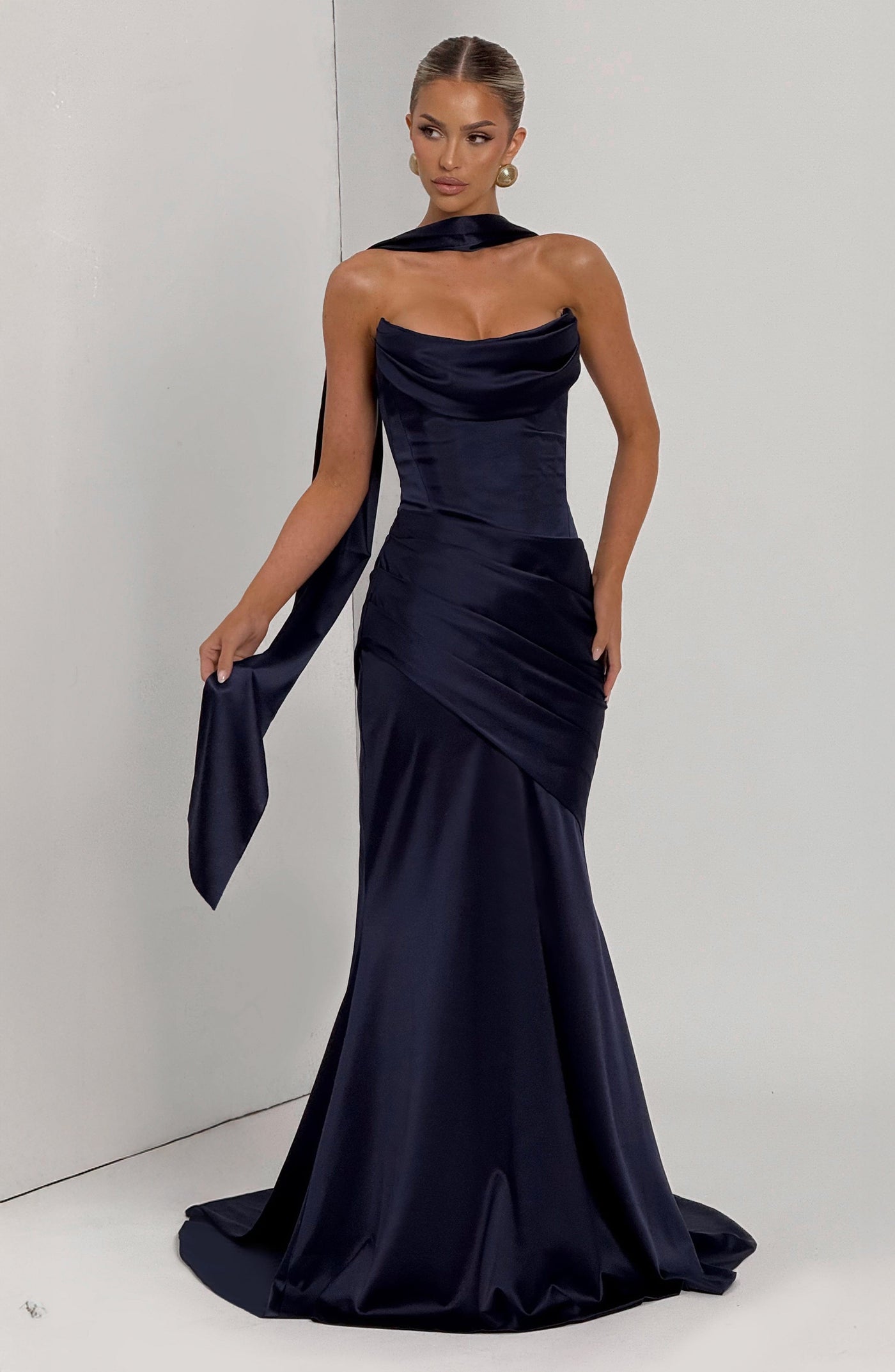 ATISSE KENSINGTON ICON — Korsett-Maxikleid mit Neckholder (Navy)