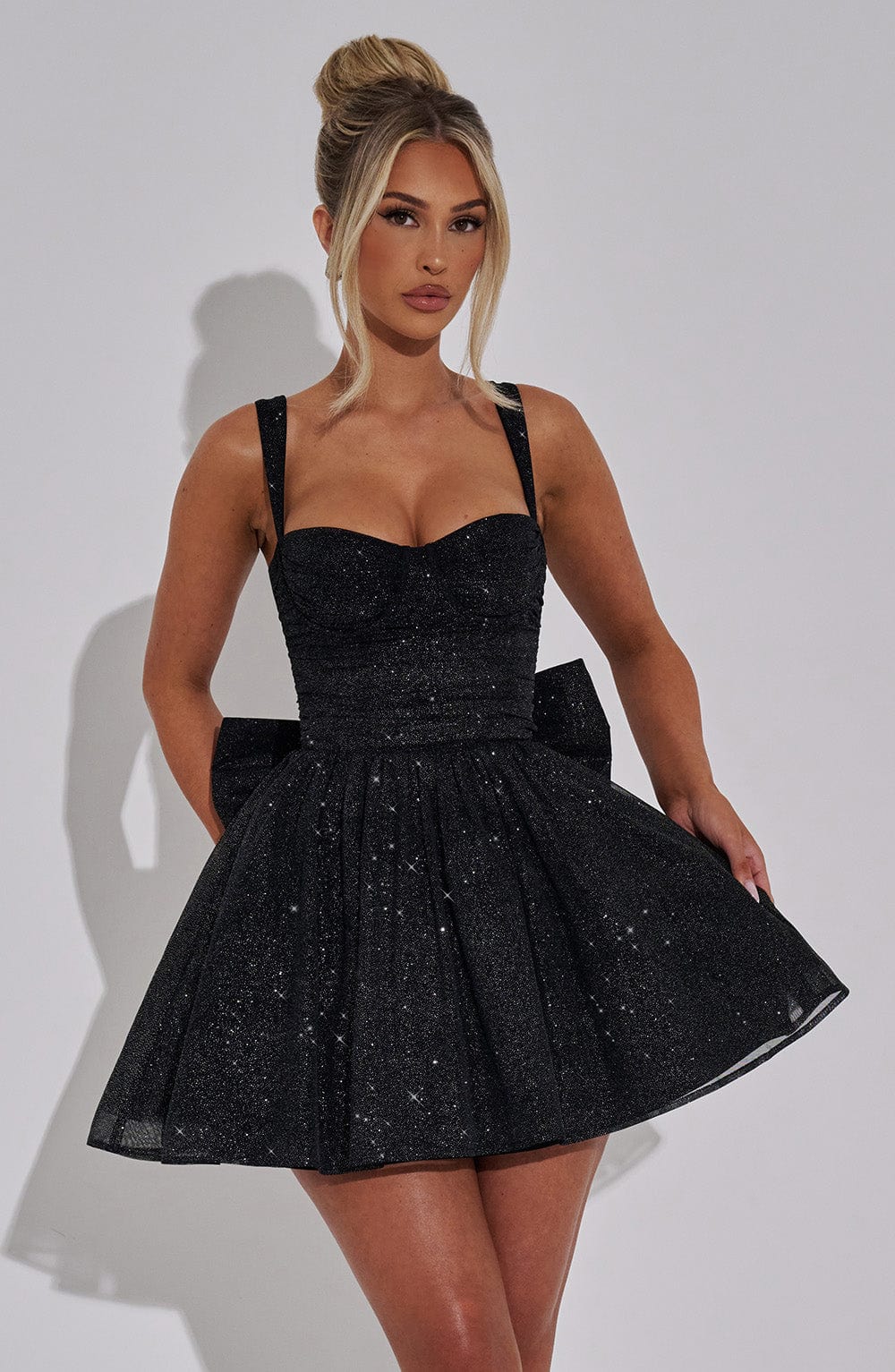 ATISSE NOIR SPARK — Schwarzes Minikleid mit Puffsaum