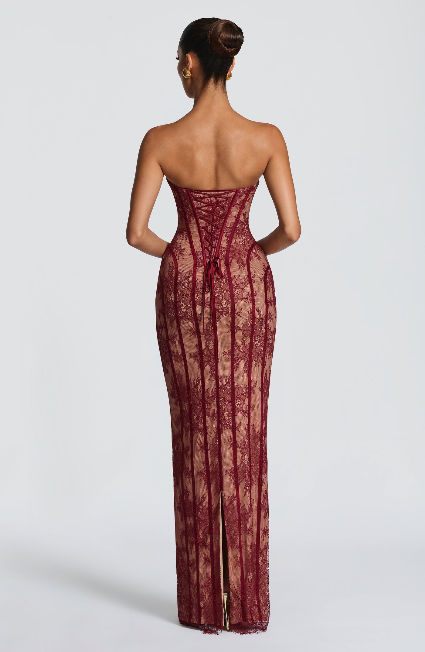ATISSE BURGUNDY ICON — Vestido maxi de encaje en tono burdeos