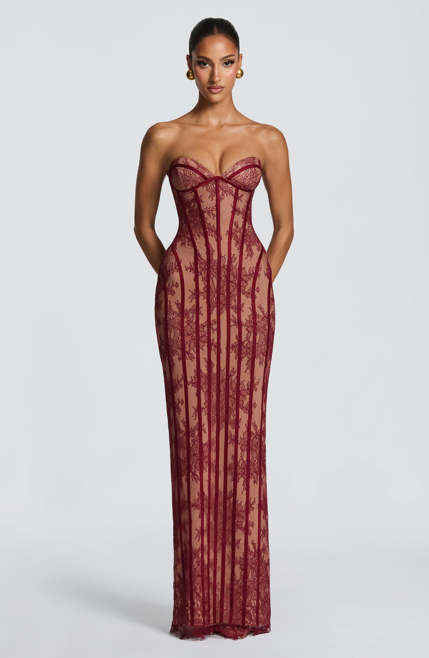 ATISSE BURGUNDY ICON — Vestido maxi de encaje en tono burdeos