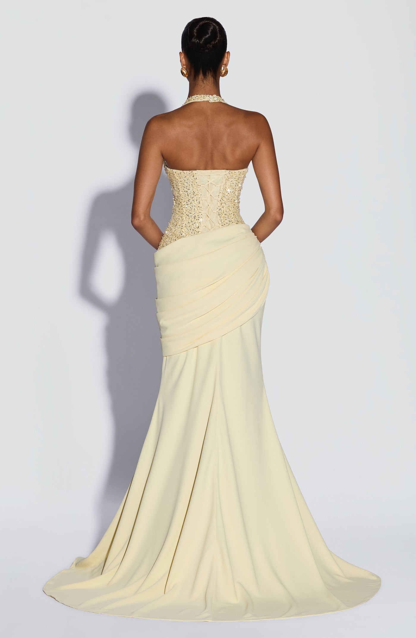 ATISSE LUMIÈRE ICON — Elfenbeinfarbenes Maxikleid im Meerjungfrauen-Stil