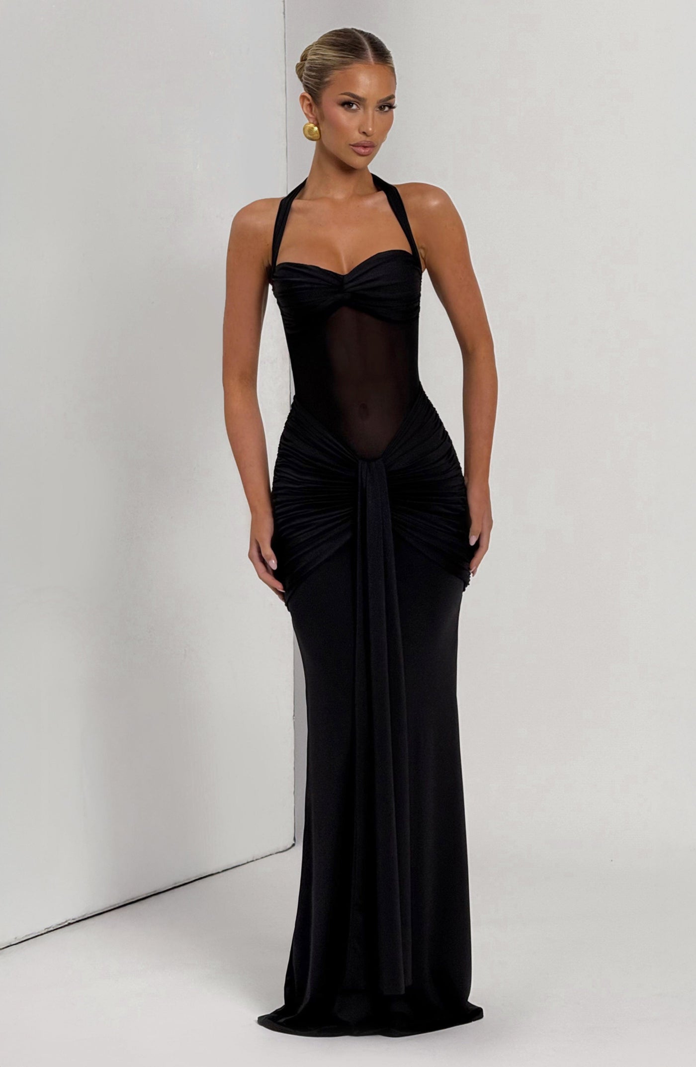 ATISSE VIXEN ICON — Vestido maxi halter con escote corazón (Black)