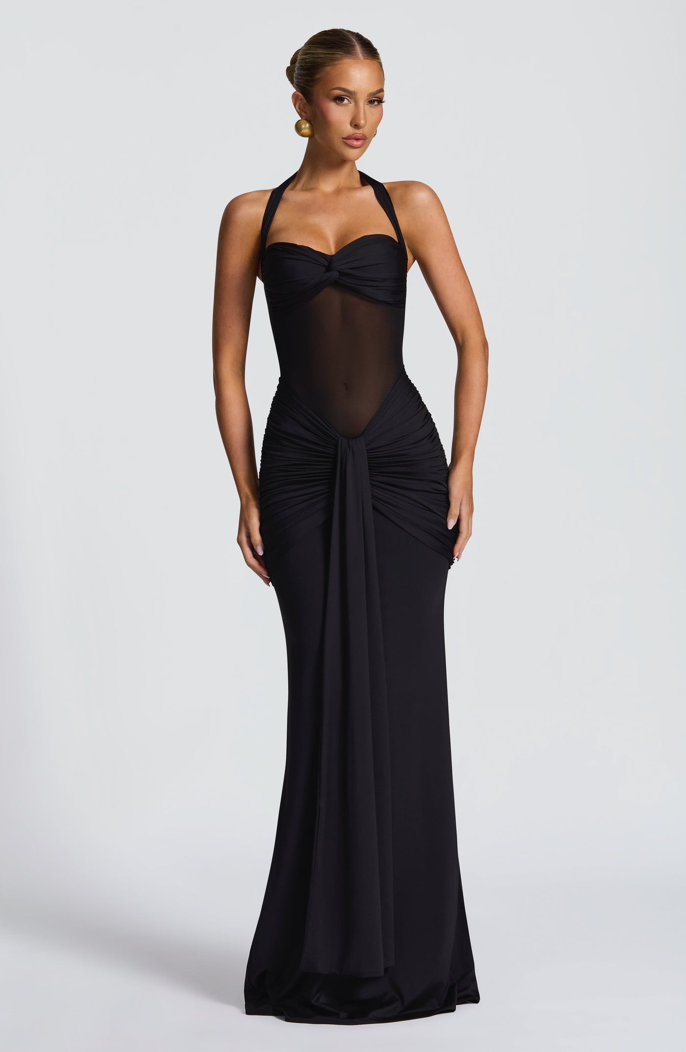 ATISSE VIXEN ICON — Vestido maxi halter con escote corazón (Black)