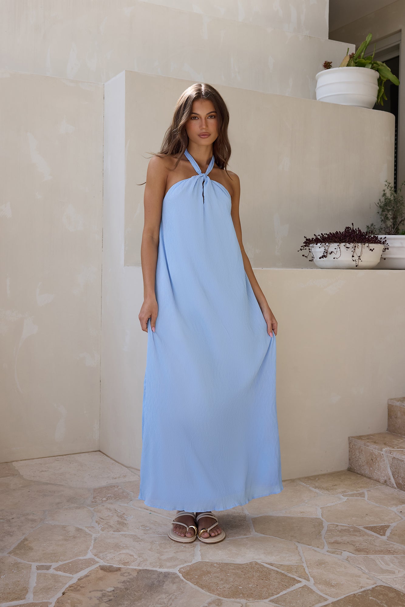 ATISSE ISLA — Vestido maxi halter azul cielo de lujo para mujer | Elegante vestido de noche para vacaciones y resort