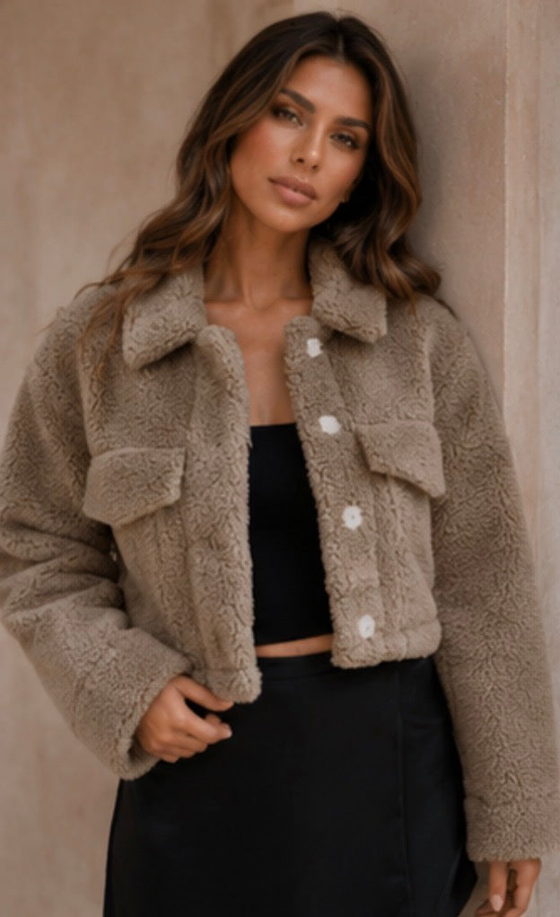 ATISSE ZIA – Kurze Teddy-Felljacke für Damen – Wintermantel in Taupe