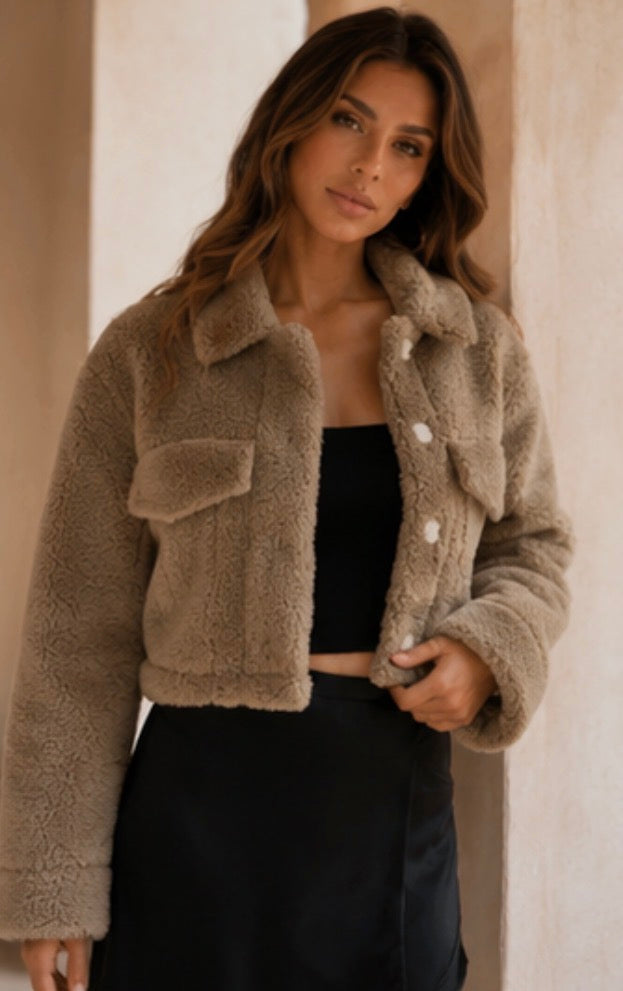 ATISSE ZIA – Kurze Teddy-Felljacke für Damen – Wintermantel in Taupe