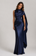 ATISSE AVENDRA ICON – Drapiertes Satin-Maxikleid für Damen – Elegantes dunkelblaues Abendkleid