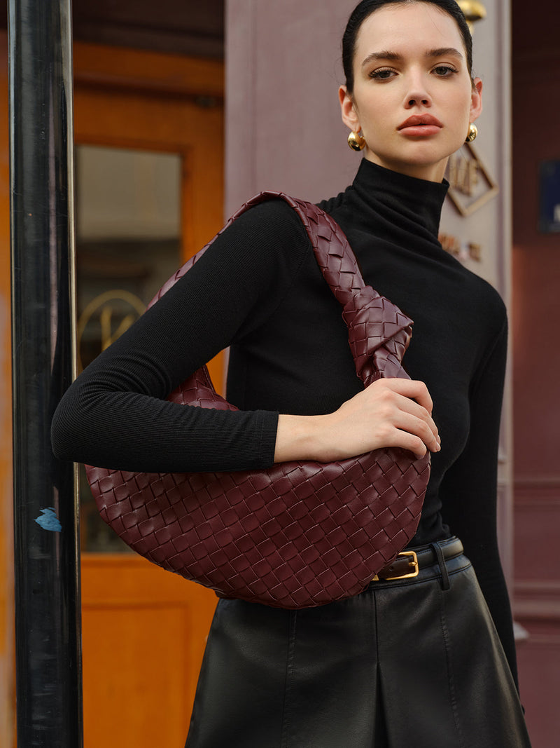 ATISSE CROISSANT WEAVE – Geflochtene Umhängetasche für Damen – Bordeauxfarbene Hobo-Tasche in Lederoptik