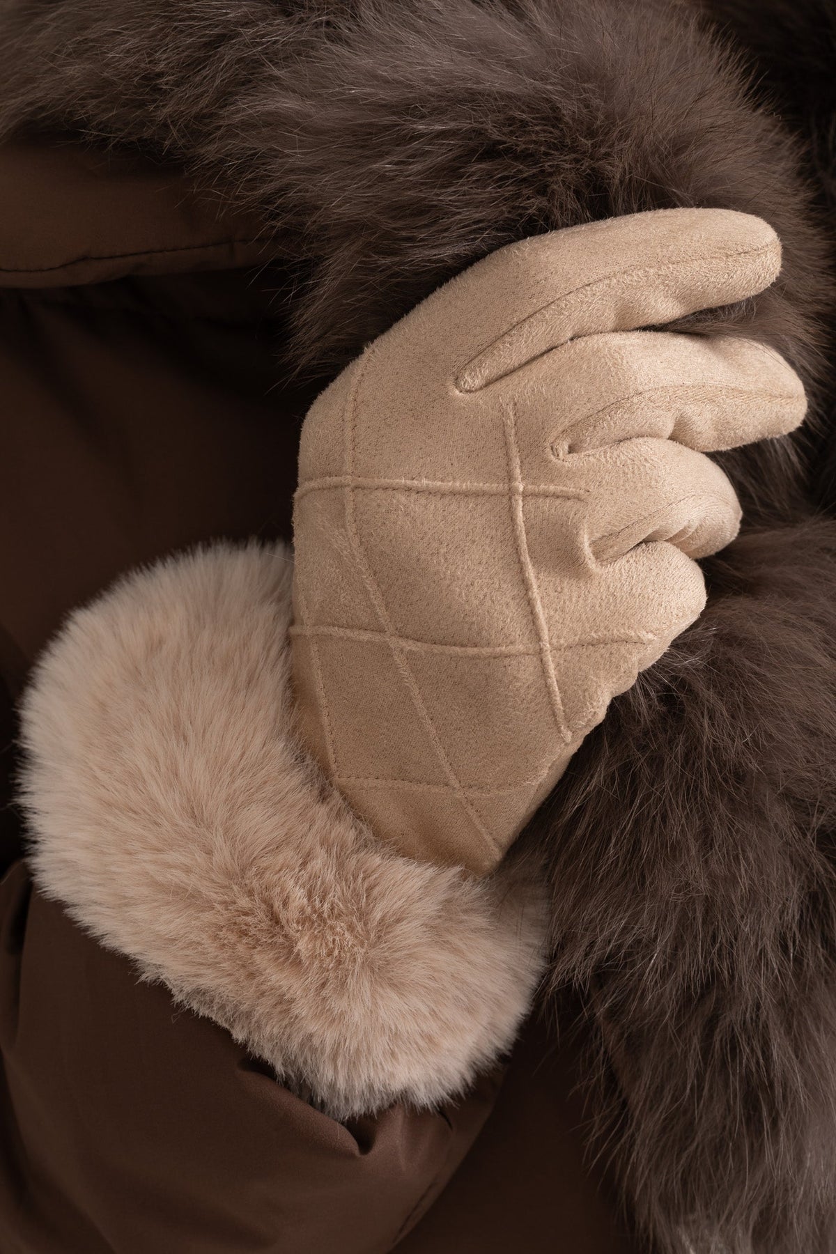 ATISSE – Women’s Beige Suede Gloves – Quilted Winter Gloves with Fur Cuffs