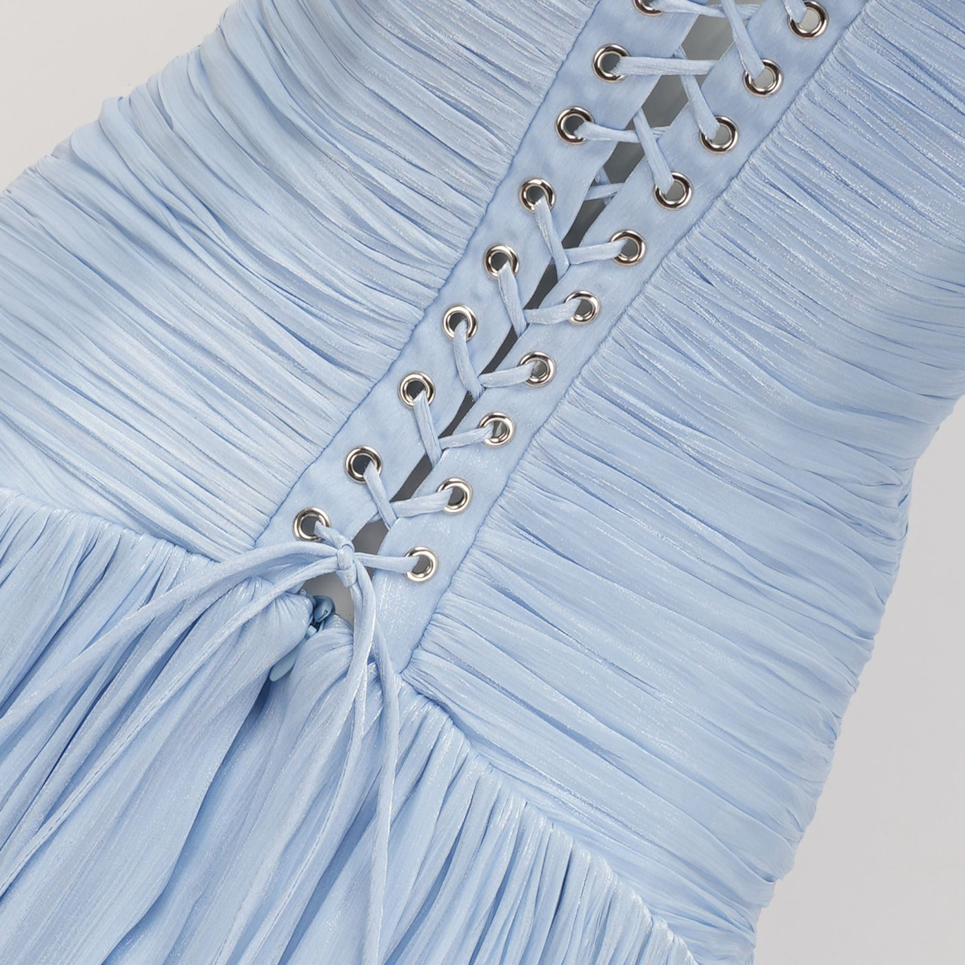 ATISSE TÉRÉBENTHINE – Damen-Maxikleid aus plissiertem Satin mit tiefem V-Ausschnitt – Himmelblau