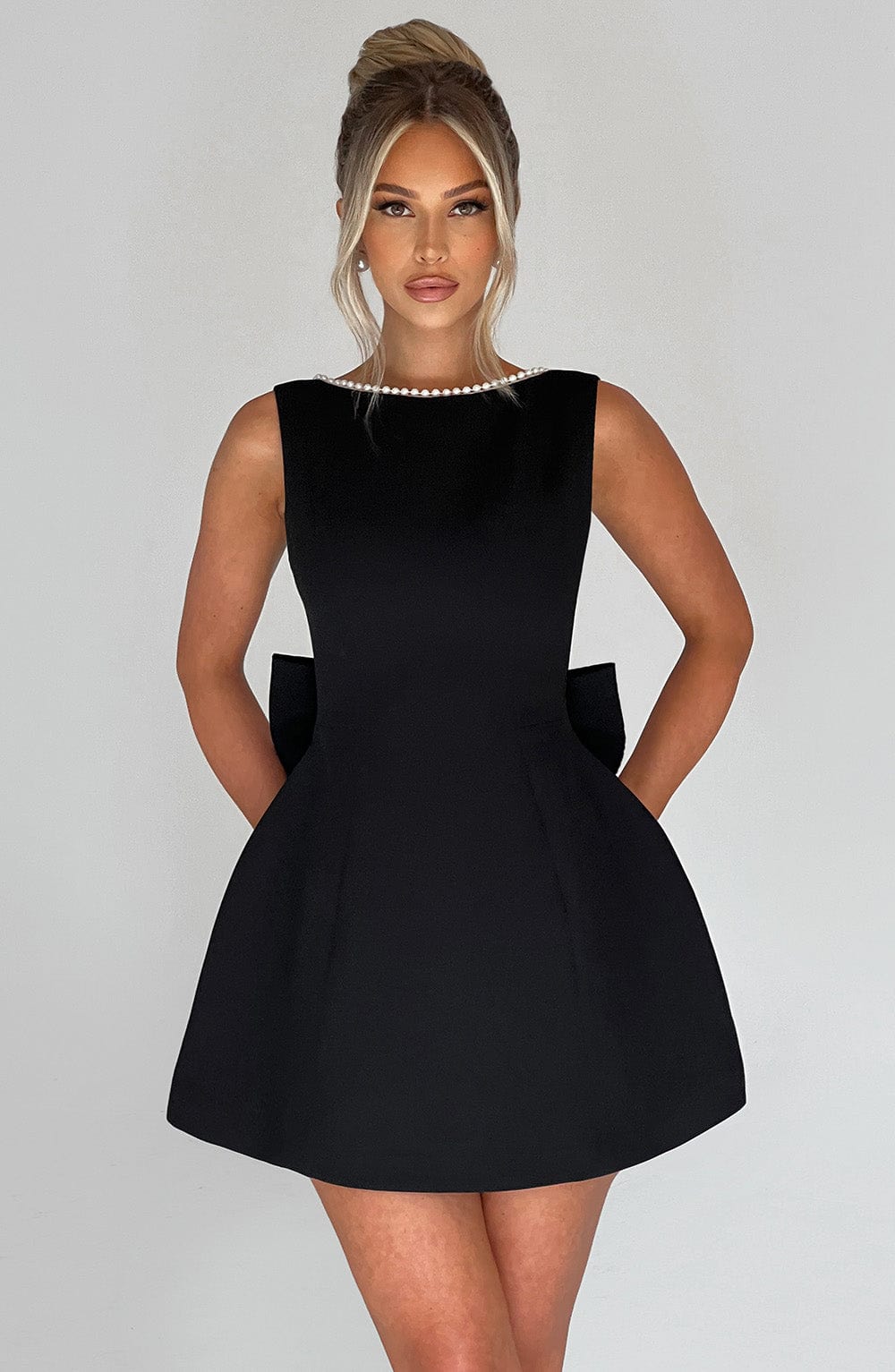ATISSE CARRIE ICON — Minivestido con lazo de perlas (Negro)