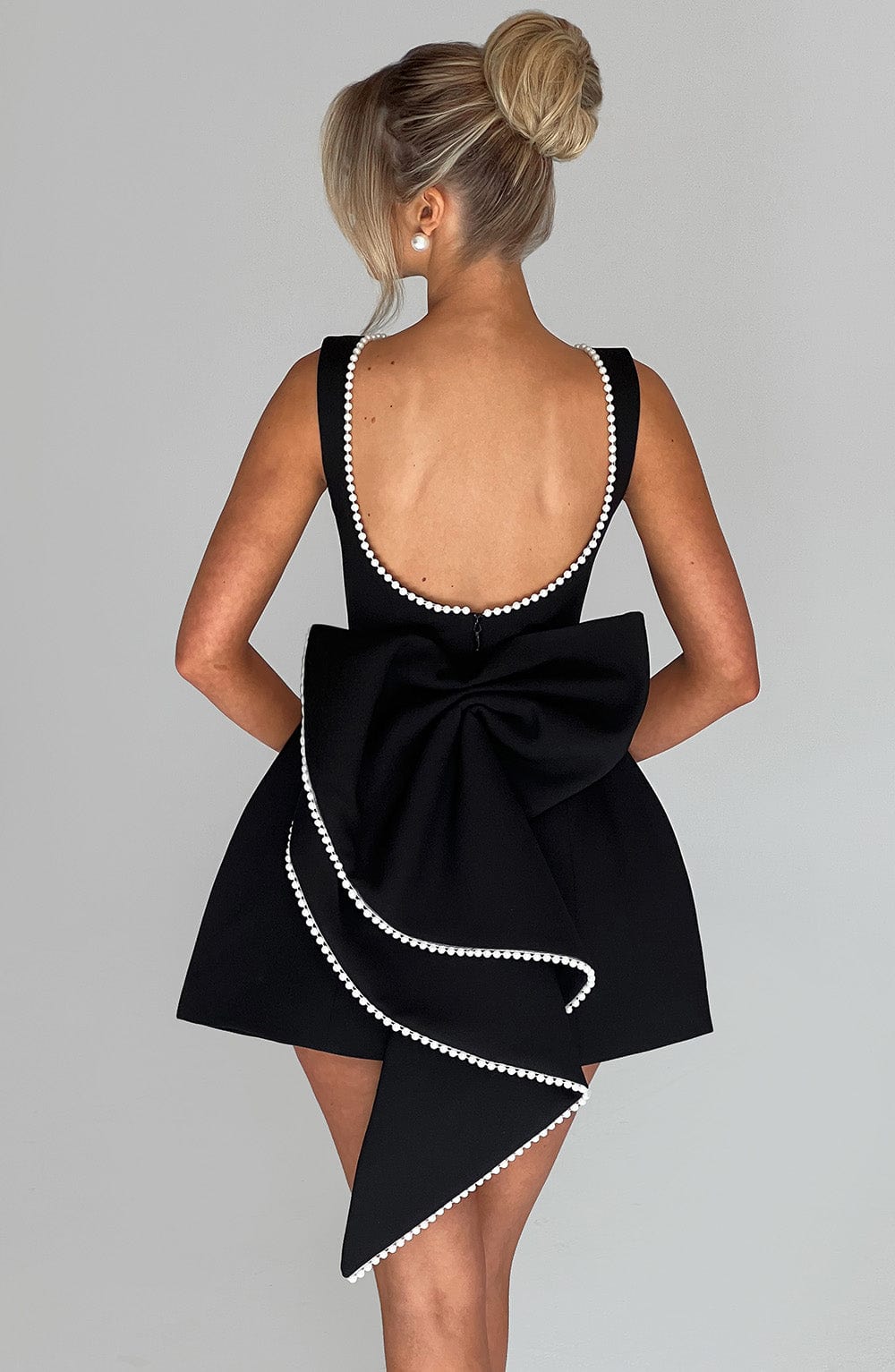ATISSE CARRIE ICON — Minivestido con lazo de perlas (Negro)
