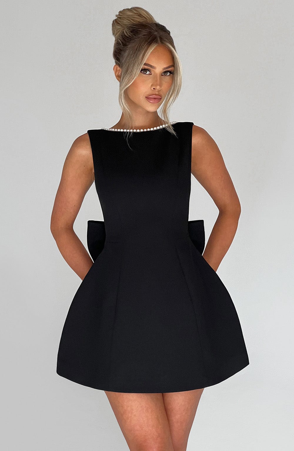 ATISSE CARRIE ICON — Minivestido con lazo de perlas (Negro)