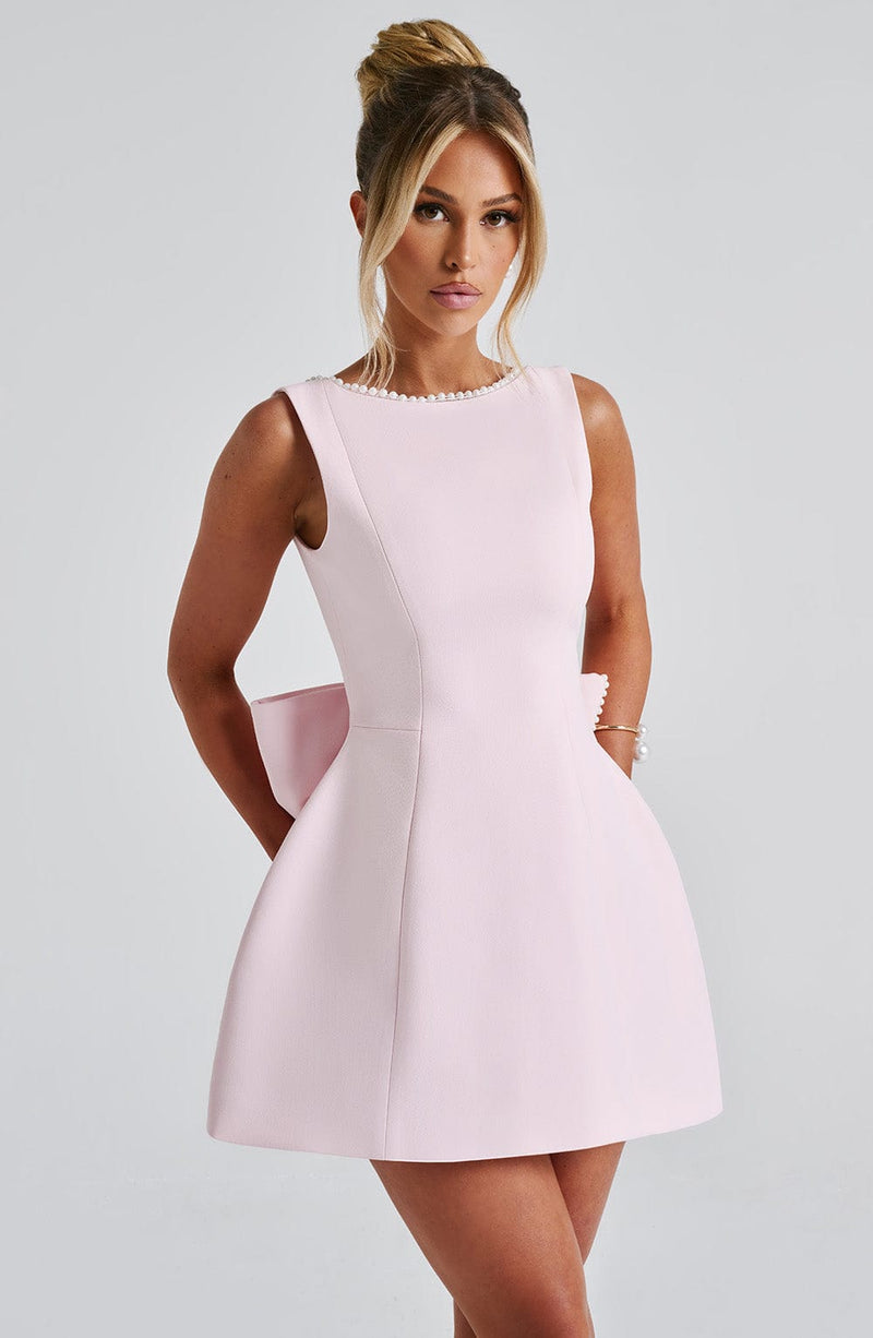 ATISSE ROSÉ ICON – Staubrosafarbenes Minikleid mit Schleife