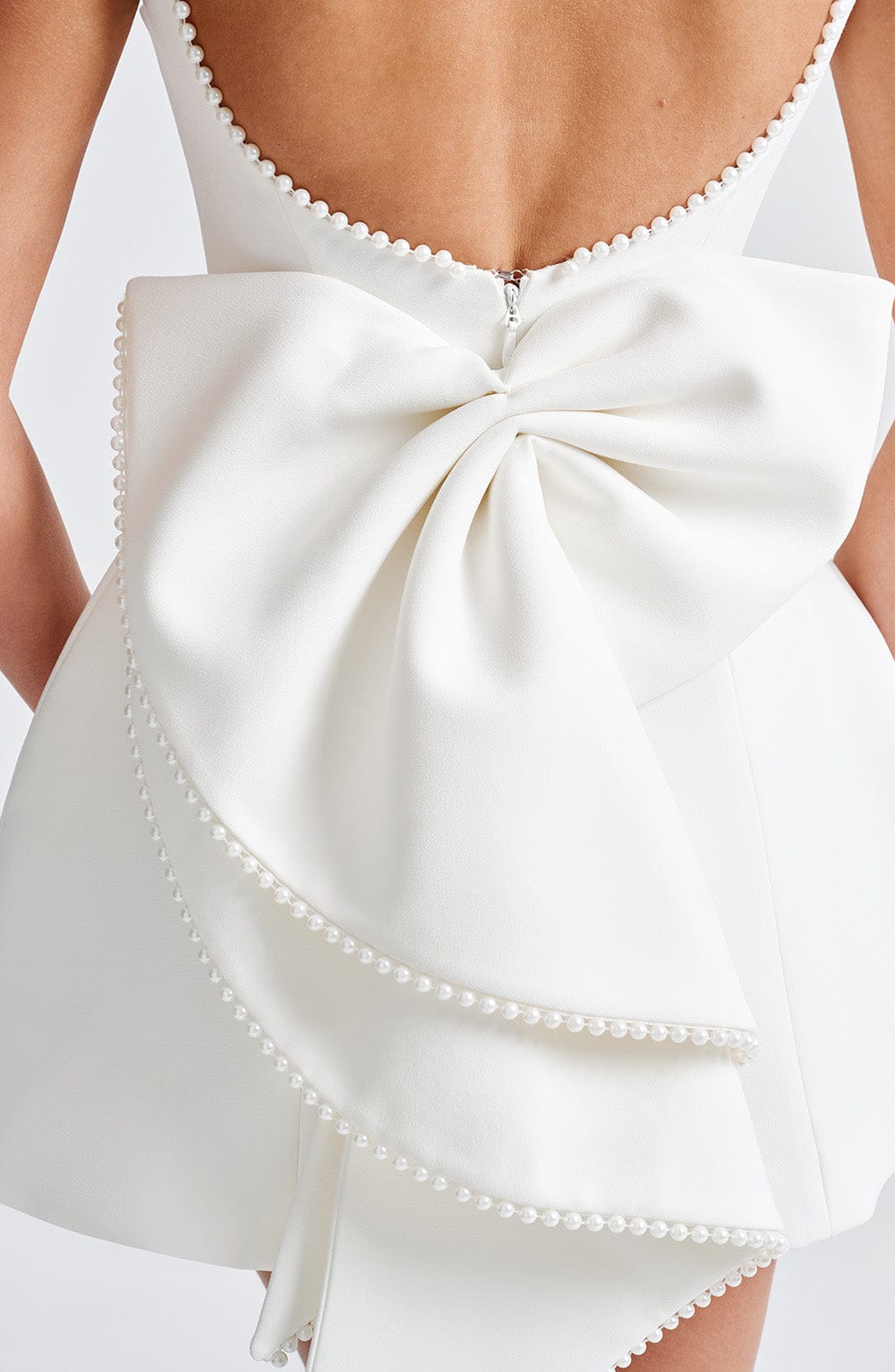 ATISSE CARRIE ICON — Minivestido con lazo de perlas (Blanco)