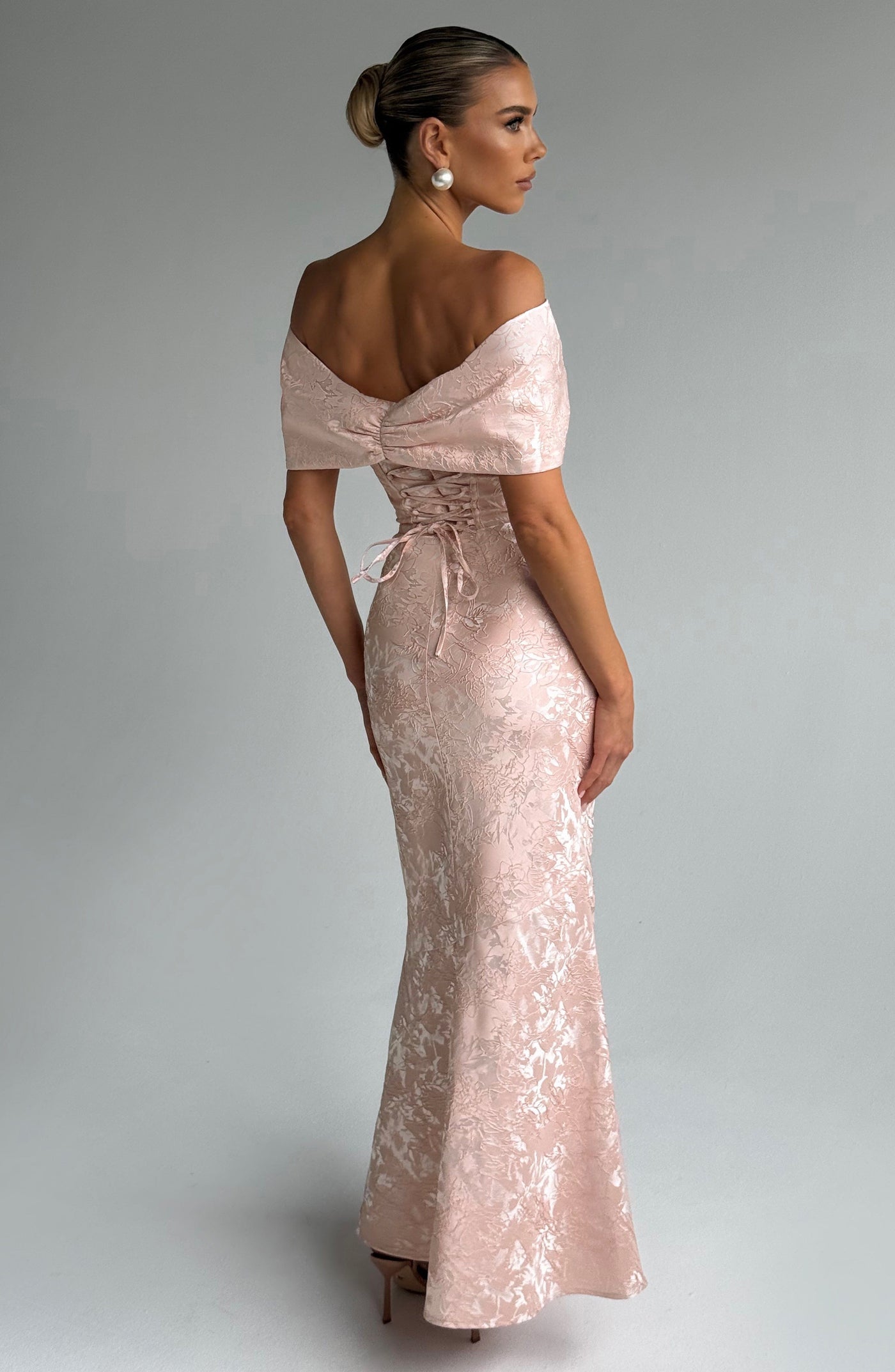 ATISSE EMBERLY ICON — Vestido maxi floral con escote Bardot (Soft Peach)