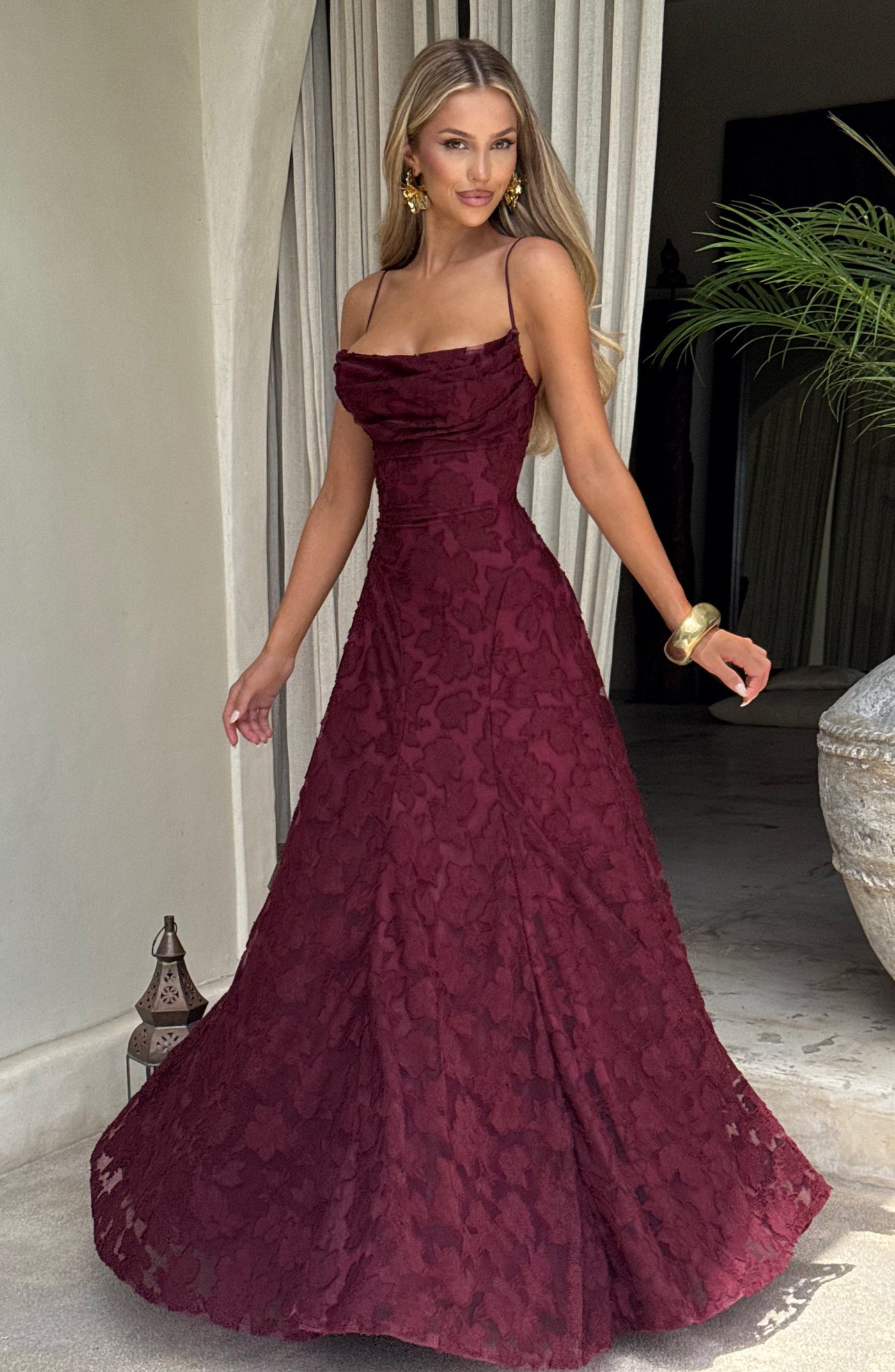 ATISSE FRANCIS ICON — Maxikleid mit Blumenmuster in Burgunderrot