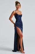 ATISSE HELEN ICON — Vestido maxi drapeado de satén (Navy)