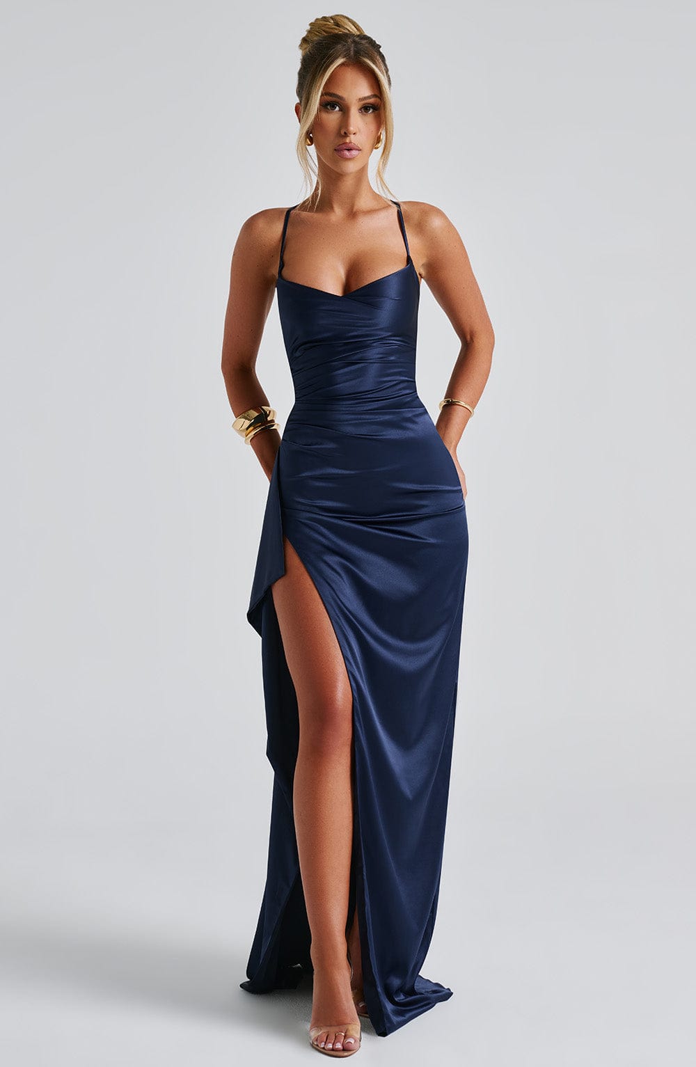 ATISSE HELEN ICON — Vestido maxi drapeado de satén (Navy)