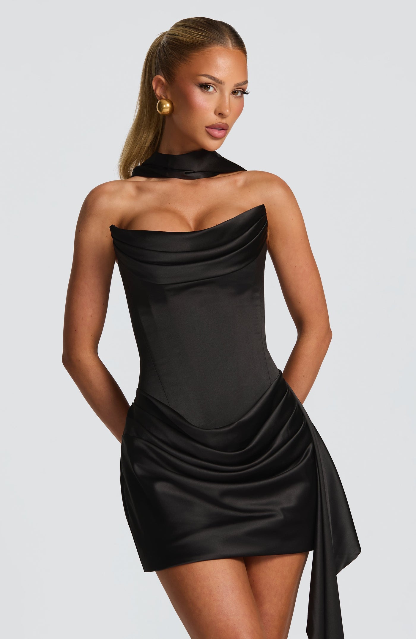 ATISSE MONA ICON — Vestido mini de satén drapeado (Negro)