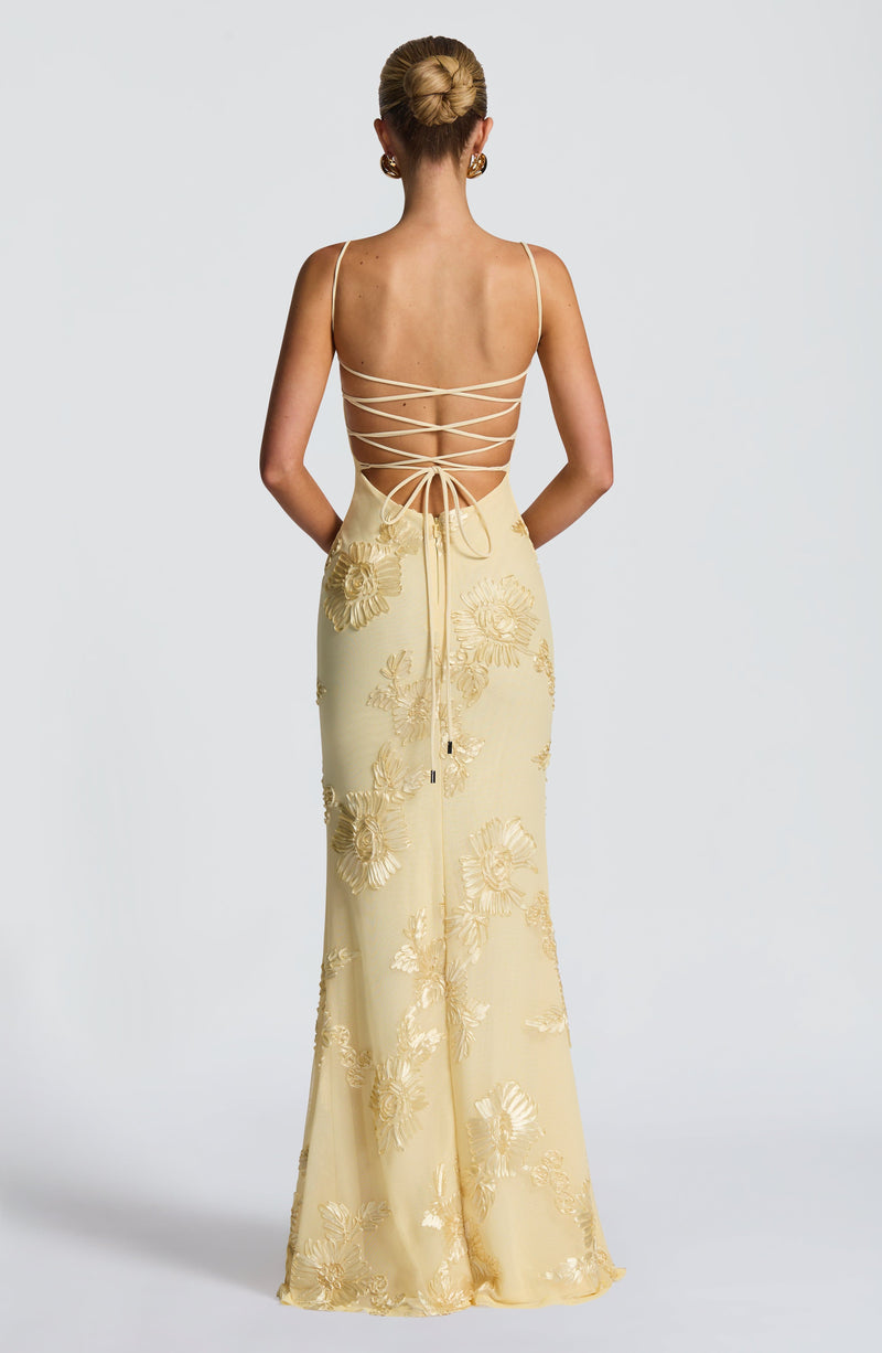 ATISSE NEFERTITI ICON — Vestido maxi floral de invitada en tono limón