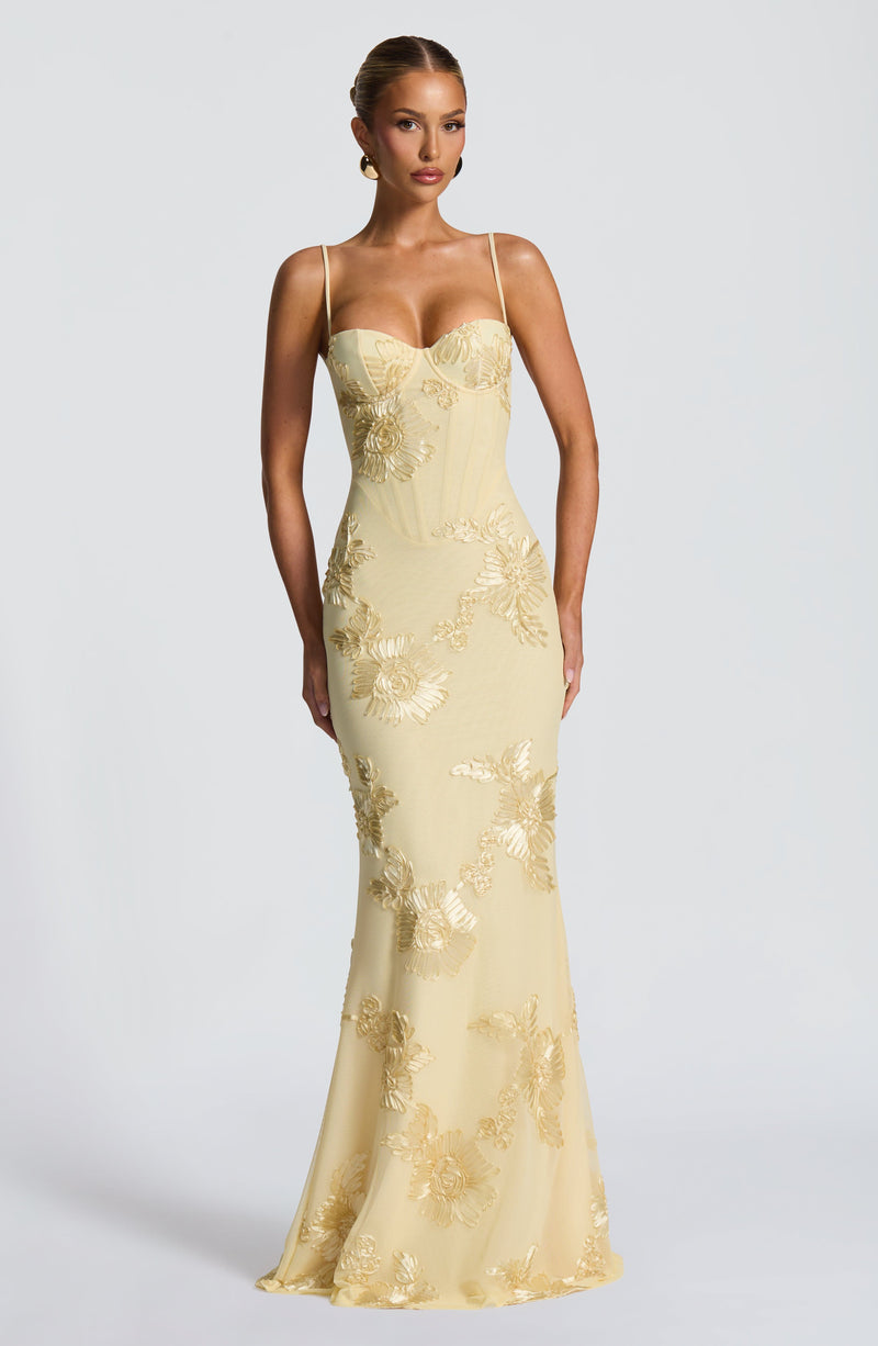ATISSE NEFERTITI ICON — Vestido maxi floral de invitada en tono limón