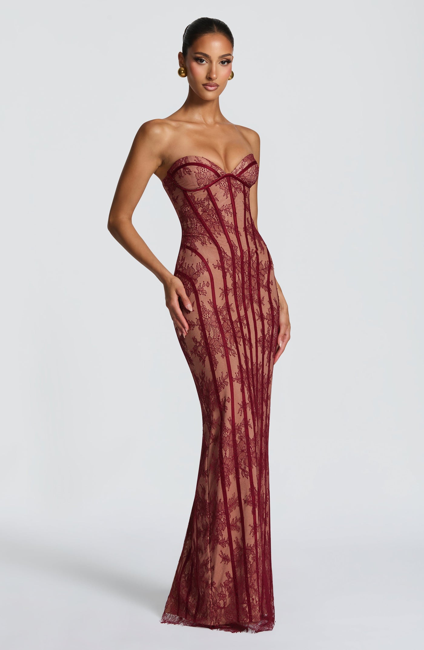 ATISSE BURGUNDY ICON — Vestido maxi de encaje en tono burdeos
