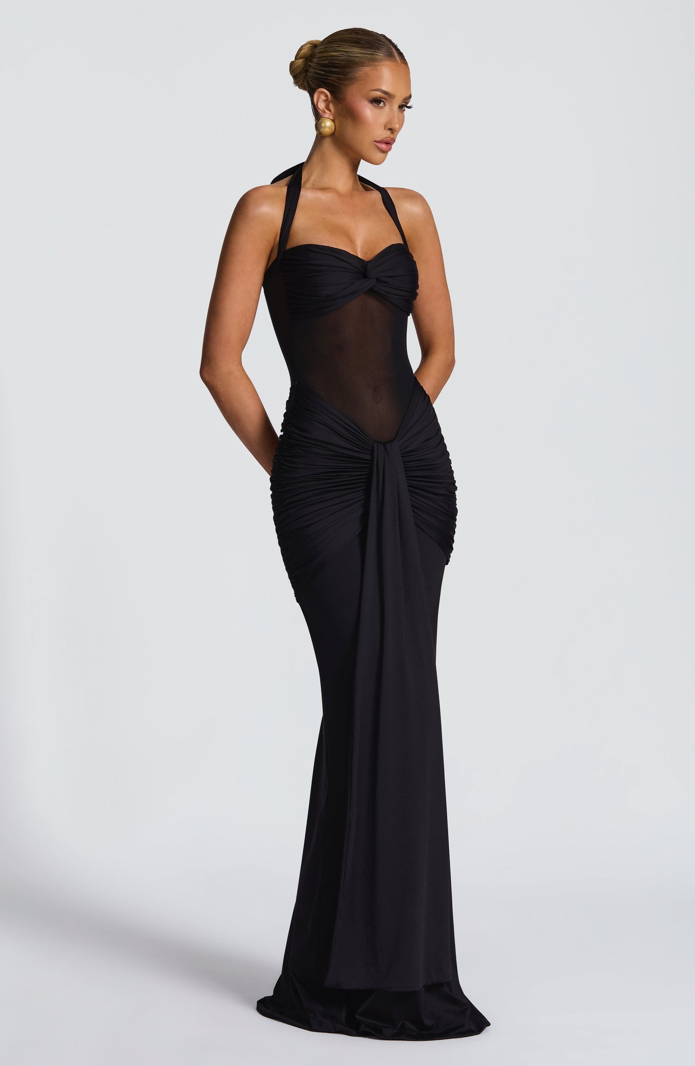 ATISSE VIXEN ICON — Vestido maxi halter con escote corazón (Black)